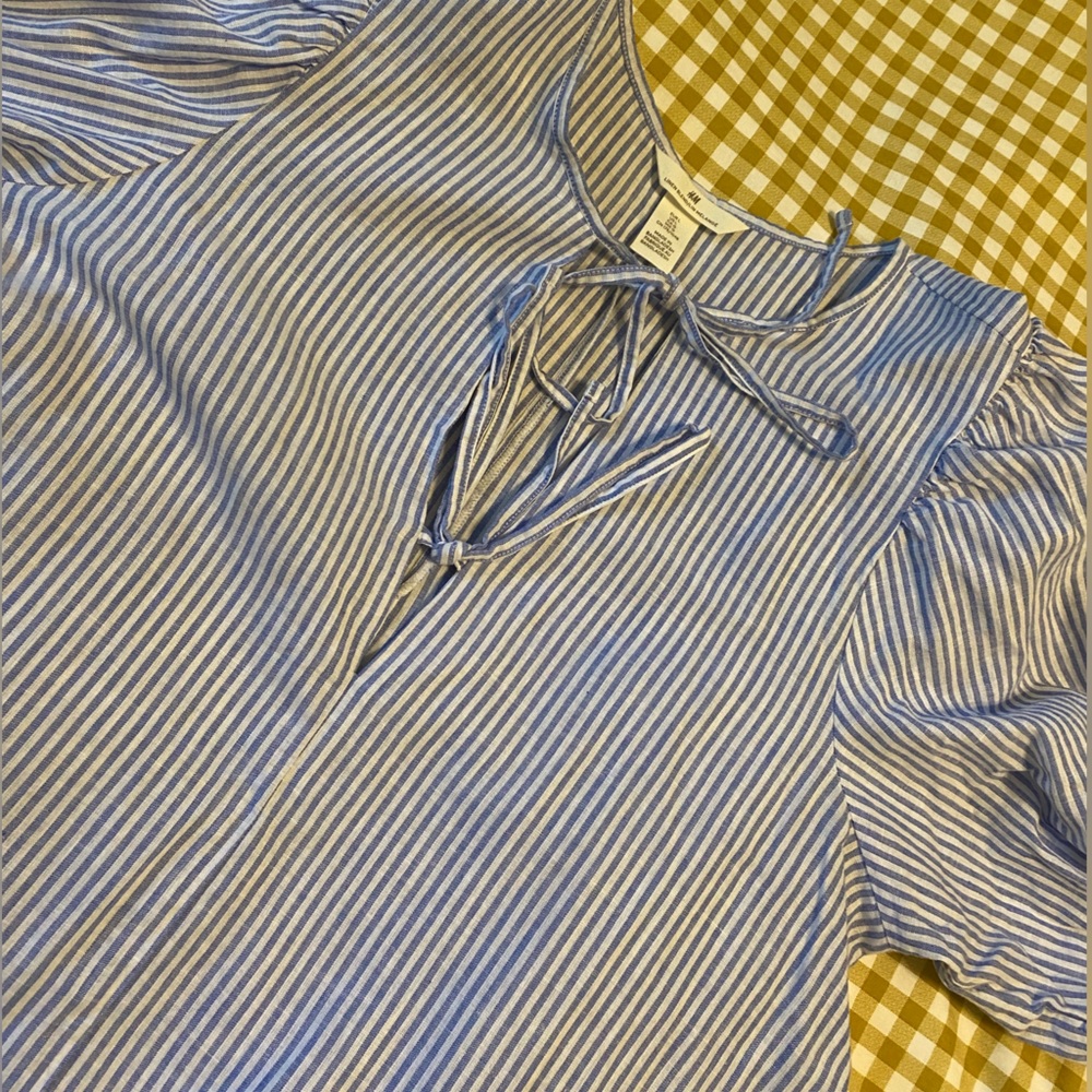 H&M linen blend midi dress. Front ties and puffy sleeved.